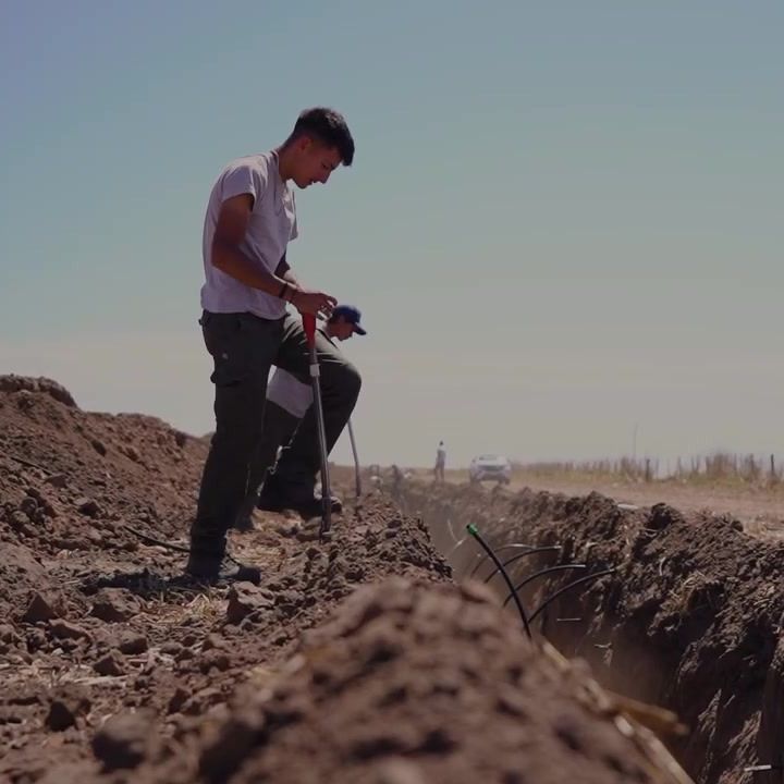 Relevamiento a campo junto a la zanja abierta, antes del tendido